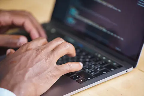 Dizüstü bilgisayarda web geliştirme çalışması
